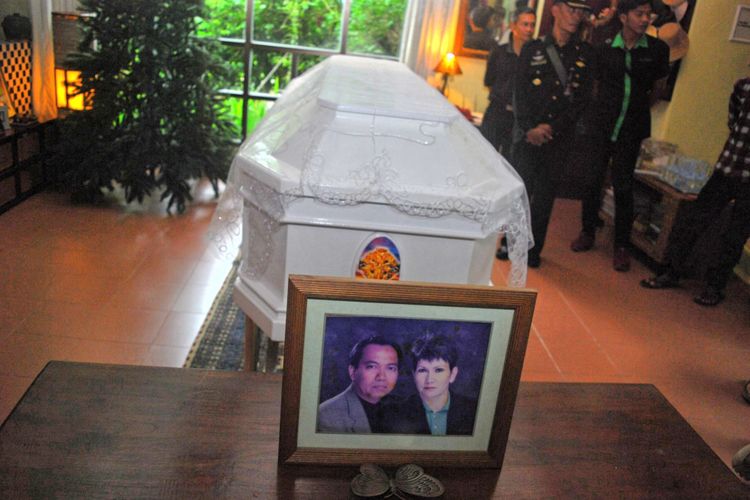 Peti jenazah almarhum Bondan Winarno saat tiba di rumah duka di Perumahan Sentul City, Cluster Imperial Golf, Jalan Bangsawan Raya, Bogor, Jawa Barat, Rabu (29/11/2017).