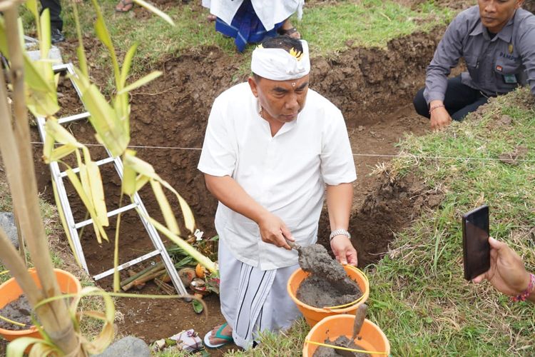 Bupati Jembrana I Nengah Tamba melakukan peletakan batu pertama (groundbreaking) untuk pembangunan rumah bersama produksi kakao atau factory sharing di Banjar Peh, Desa Kaliakah, Kecamatan Negara, Jembrana, Sabtu (5/8/2023).