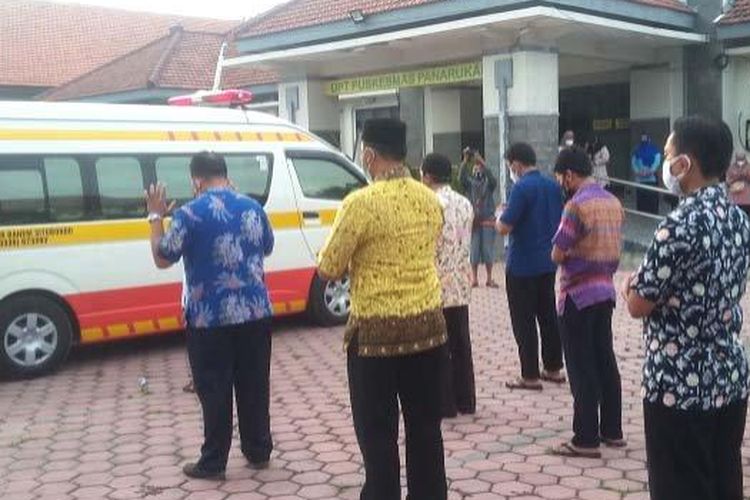 Jenazah bidan Sri Wahyuni didoakan oleh rekan kerjanya, dipimpin Kepala Puskesmas Panarukan Situbondo dr Imam Haryono sebelum diberangkatkan ke rumah duka, Kamis (15/7/2021).