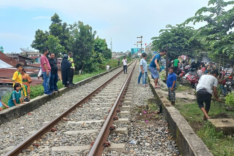 Foto: Warga menyaksikan tempat kejadian seorang pria tewas setelah tersenggol KA Barang dari Kota Medan menuju Stasiun di Kota Pematang Siantar, Jumat (3/11/2023).