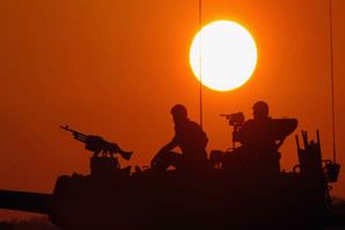 Tentara Israel terus menggempur kota Gaza, Senin (5/1).