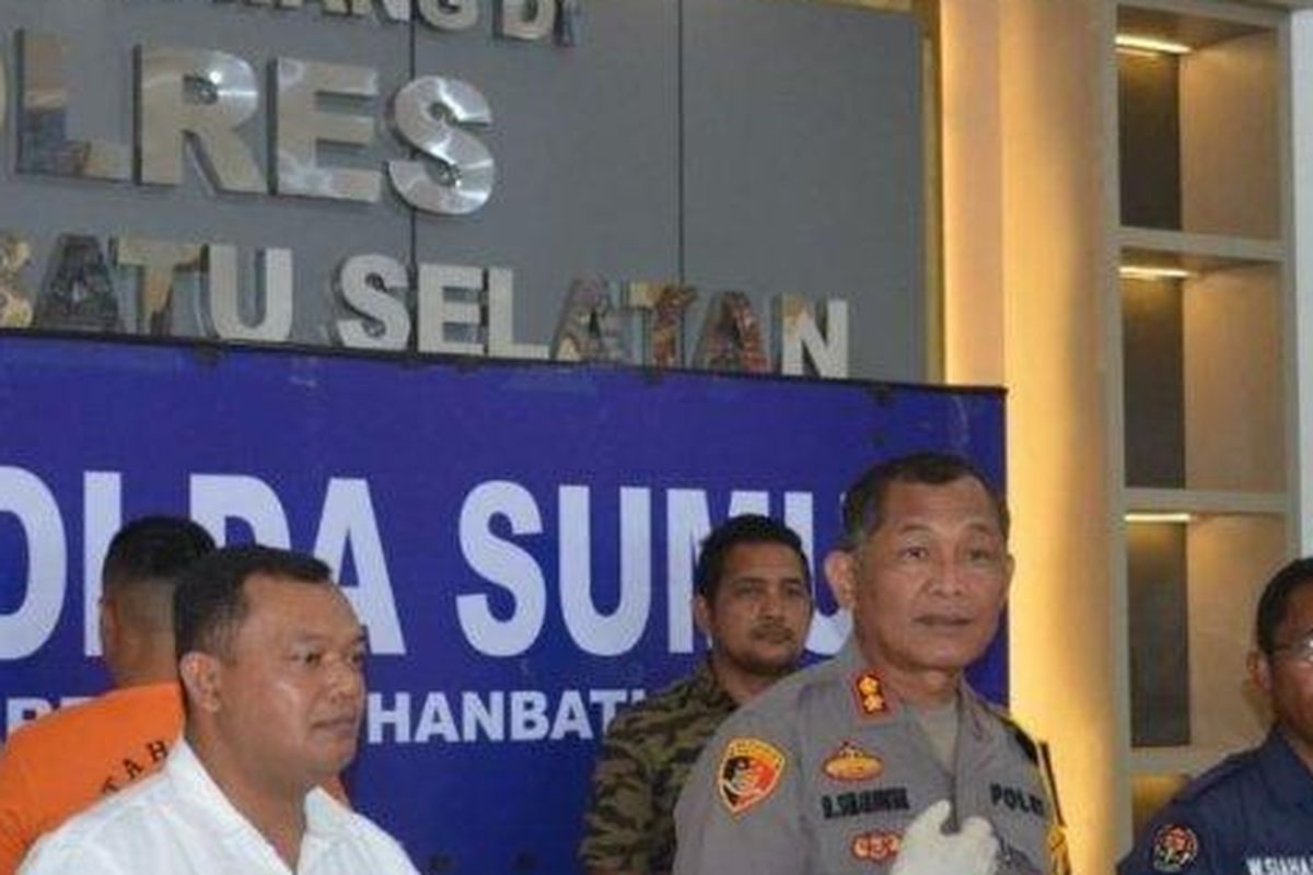 Kapolres Labuhanbatu Selatan, AKBP Maringan Simanjuntak saat memaparkan anak jebloskan ibu kandung ke rumah sakit jiwa diduga karena warisan.   