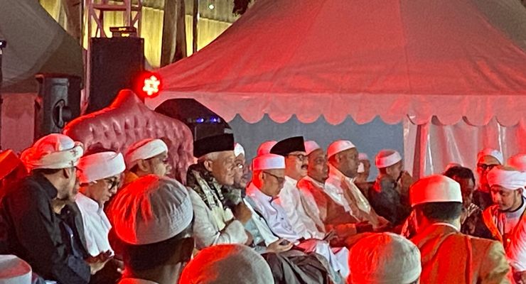 Ketika Teriakan Nama Prabowo hingga Acungan Jari Berbeda Warnai Kehadiran Ganjar dalam Tablig Akbar di GBK