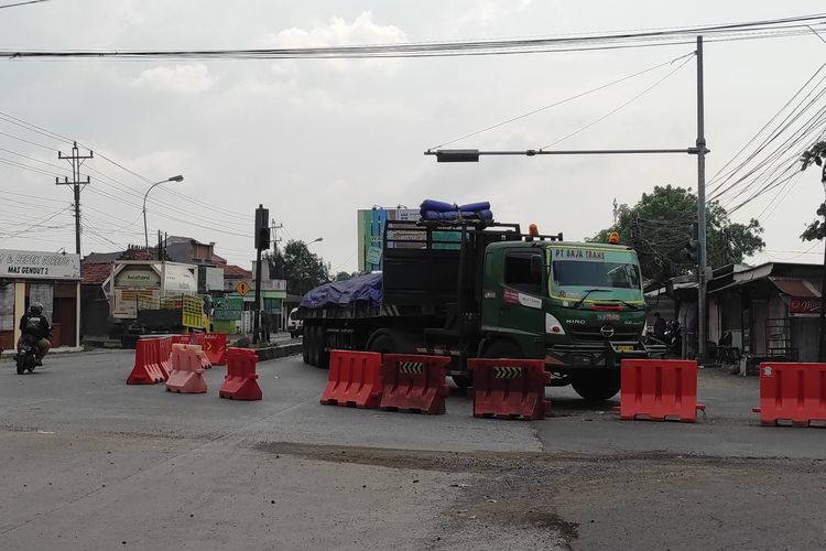 Jalur Pantura Demak-Kudus tampak masih tertutup di Simpang Trengguli Demak, Minggu (24/3/2024). 