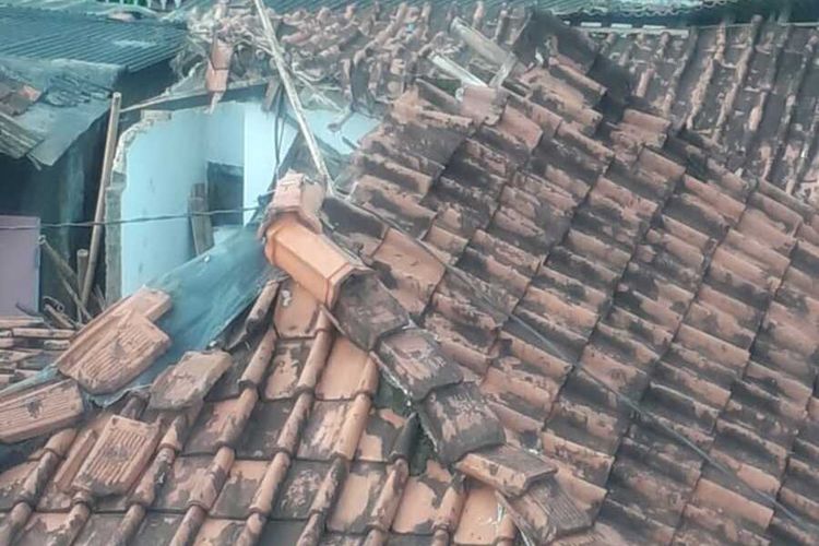 Gempa bumi bermagnitudo 5,6 yang berpusat di Cianjur, menyebabkan puluhan bangunan rusak di sejumlah wilayah di Kabupaten Bogor, Jawa Barat, Senin (21/11/2022).