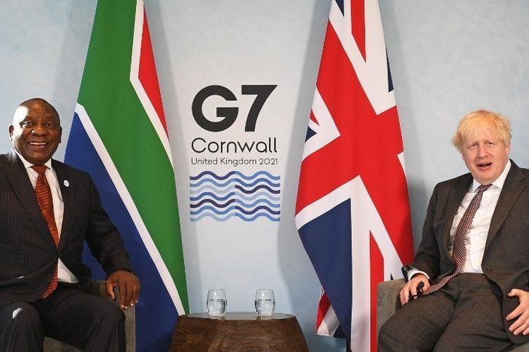 Perdana Menteri Inggris Boris Johnson (kanan) dan Presiden Afrika Selatan Cyril Ramaphosa mengambil bagian dalam pertemuan bilateral pada KTT G7 di Teluk Carbis, Cornwall pada 13 Juni 2021. 