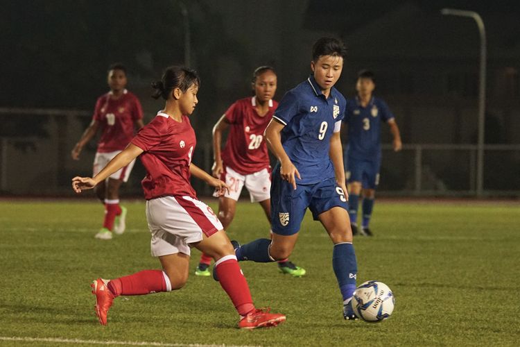 Aksi pemain timnas wanita Indonesia dalam duel melawan Thailand dalam ajang AFF Women's Championship 2022 atau Piala AFF Wanita 2022 di City of Imus, Grandstand, Filipina, Senin (4/7/2022).