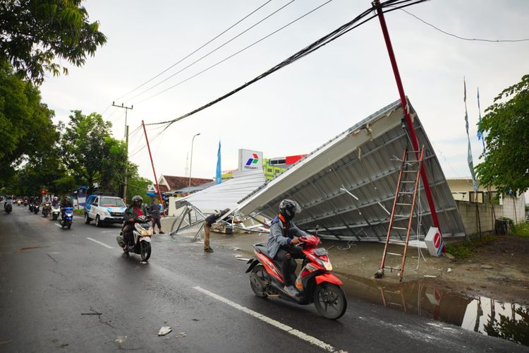 ROBOH—Inilah atap Pertashop di Jalan Taman Praja Kota Madiun, Jawa Timur yang roboh dihantam angin kencang kemarin, Rabu (8/6/2022)   