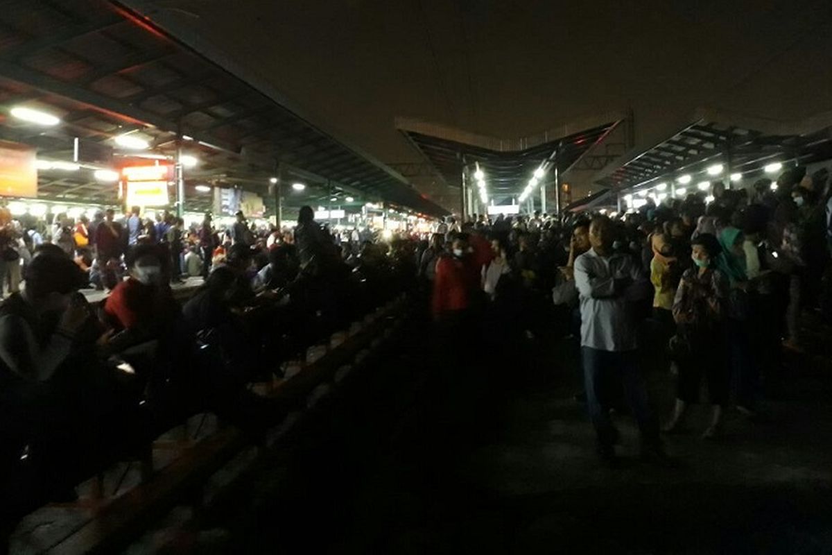 Penumpang menunggu kereta rel listrik (KRL) yang datang terlambat di Stasiun Manggarai, Jakarta Selatan, Kamis (12/10/2017).