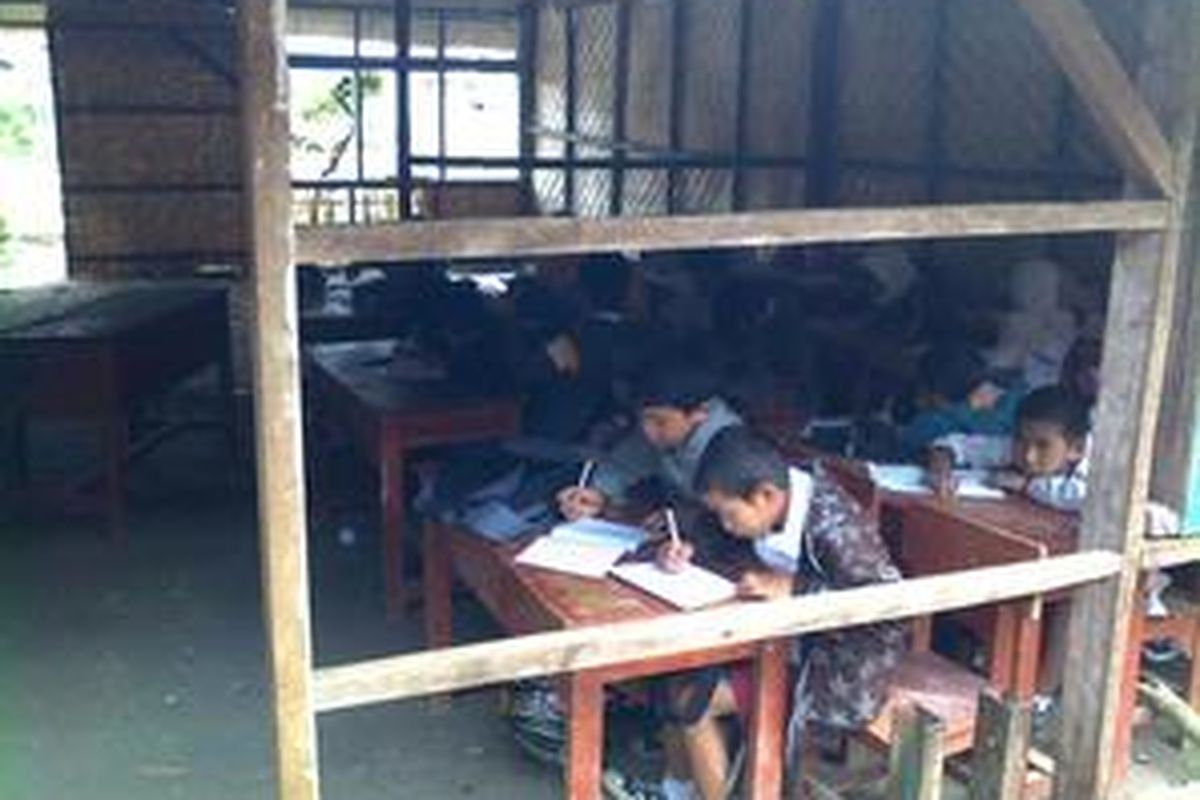 Siswa SDN Sukalaksana II tengah belajar di bangunan sekolah darurat yang terbuat dari bambu maupun material bekas sekolah mereka yang hancur di Desa Sukamanah, Kabupaten Bandung, Rabu (30/9). Bangunan sekolah tersebut merupakan bantuan dari Gubernur Jawa Barat.