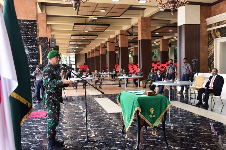 Kepala Staf Angkatan Darat (KSAD) Jenderal TNI Andika Perkasa melantik sekaligus serah terima jabatan Rektor Universitas Jenderal Achmad Yani (Unjani), periode 2020 - 2024 Hikmahanto Juwana.