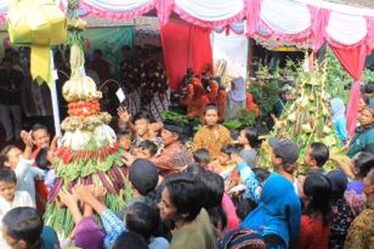 Masyarakat Kampung Malangan, Kelurahan Tidar Utara, Kota Magelang menggelar tradisi Grebeg Ketupat Brongkos, Jumat (6/6/2014).