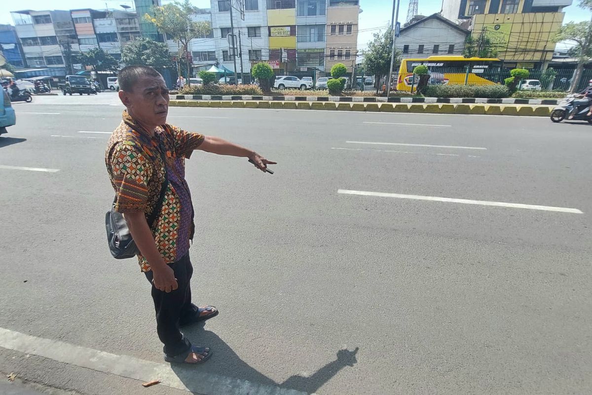Ketua RW 004 Kelurahan Pinangsia Subianto menunjukan lokasi dua orang warga menjadi korban penembakan di kawasan Mangga Dua, Kelurahan Pinangsia, Kecamatan Taman Sari, Jakarta Barat, pada Sabtu (17/9/2022).