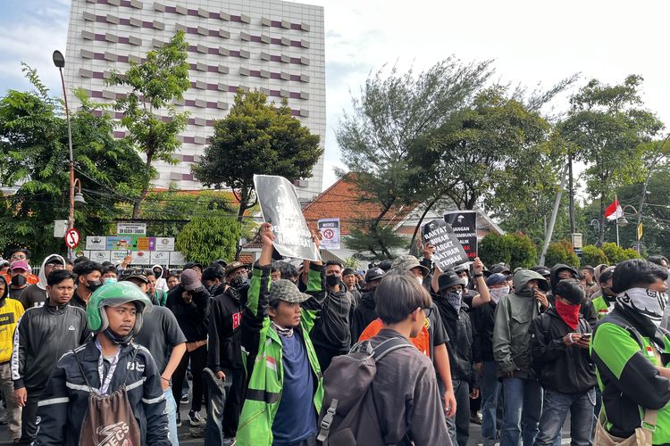 Suasana demonstrasi aksi solidaritas ojol Affan Kurniawan saat kepolisian menyemprotkan water Canon dan maju menghadang massa di depan Gedung Grahadi, Surabaya, Jumat (29/8/2025).
