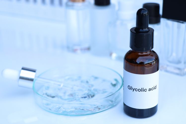 Ilustrasi glycolic acid, apa itu glycolic acid, manfaaat glycolic acid, skincare glycolic acid tidak boleh dicampur apa saja, apakah glycolic acid aman untuk ibu hamil.  