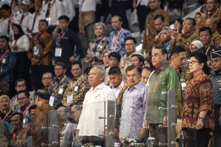 Wakil Presiden Jusuf Kalla (kedua kiri), Menpan RB Syafruddin (kedua kanan), Menteri PUPR Basuki Hadimuljono (kiri) dan Menkes Nila Moeloek (kanan) menghadiri acara Presidential Lecture 2019 di Istora Senayan, Jakarta, Rabu (24/7/2019). Kegiatan yang diikuti oleh 6.148 CPNS hasil seleksi tahun 2018 itu mengangkat tema Sinergi Untuk Melayani. ANTARA FOTO/Aprillio Akbar/hp