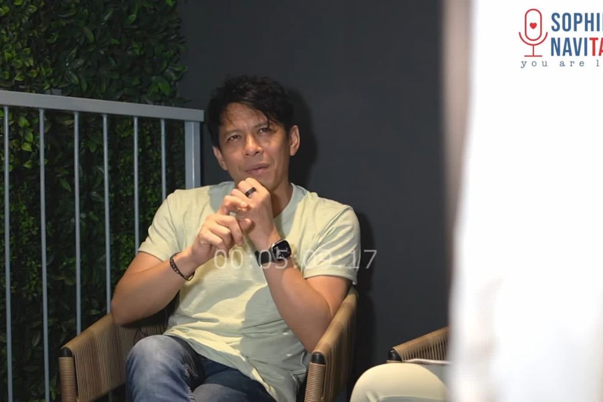 Ariel NOAH hadir dalam YouTube Sophie Navita TV. 