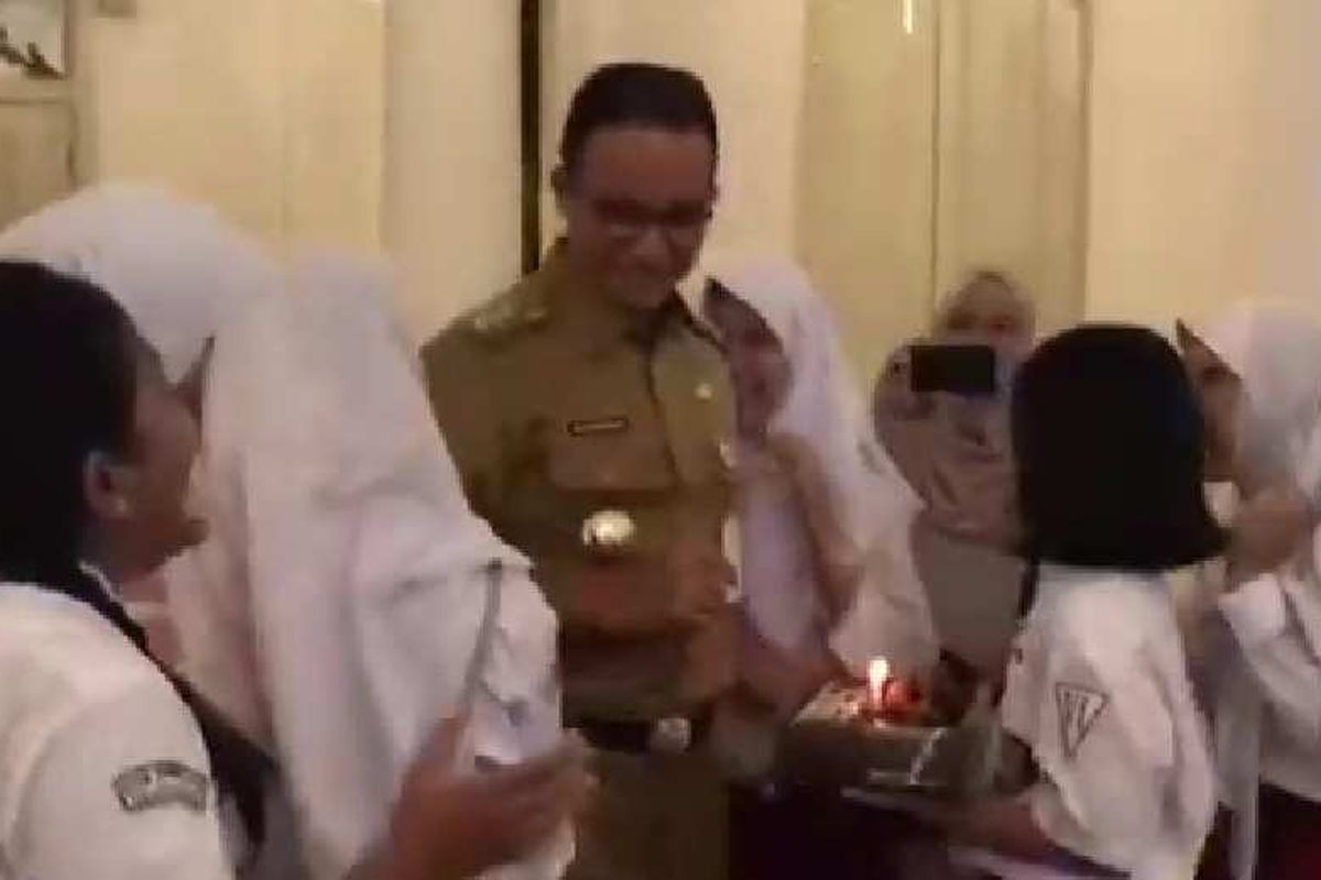 Bidik layar rekaman Gubernur DKI Jakarta Anies Baswedan diberikan kejutan ulang tahun di Balai Kota, Senin (7/5/2018).
