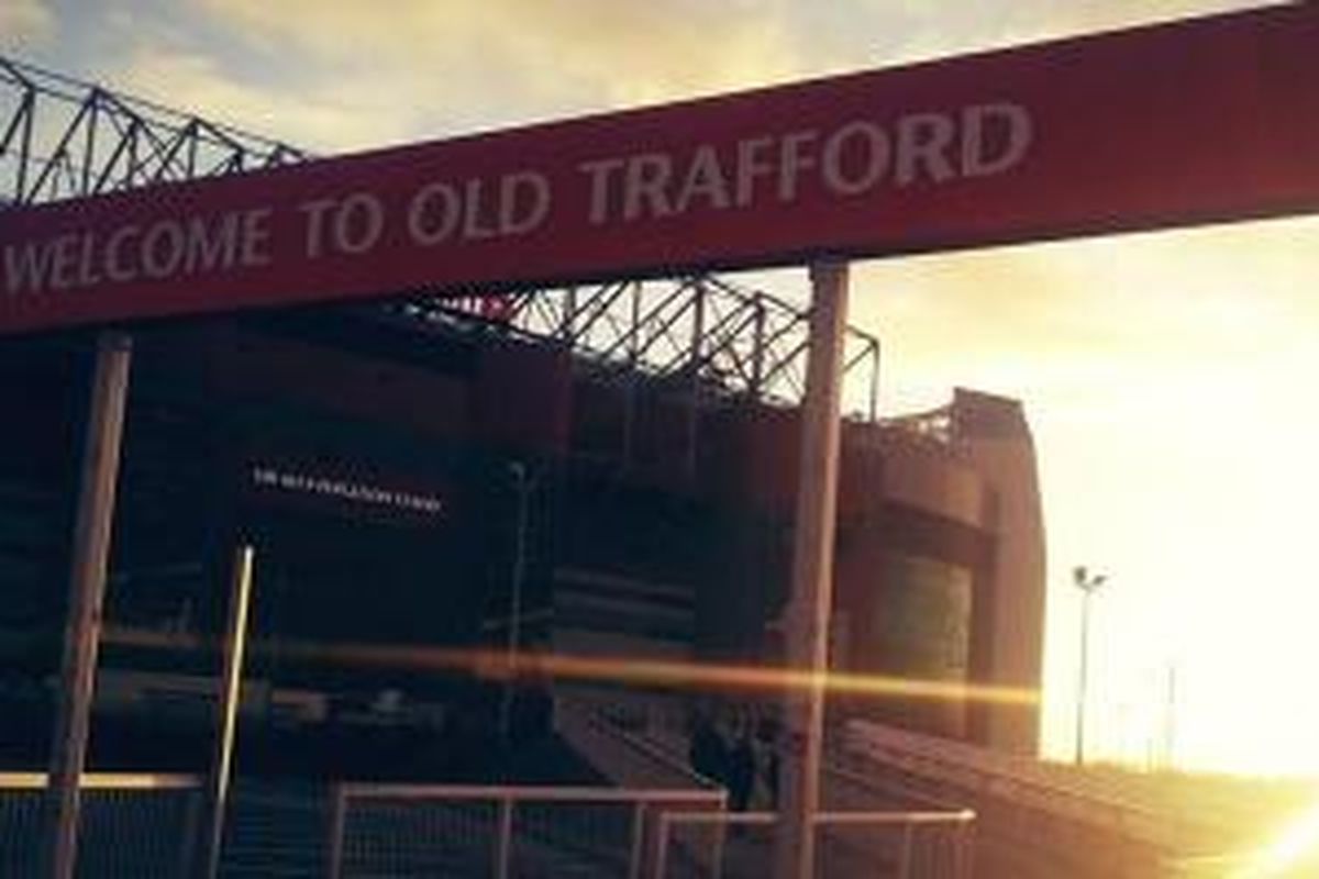 Suasana pintu masuk Old Trafford.