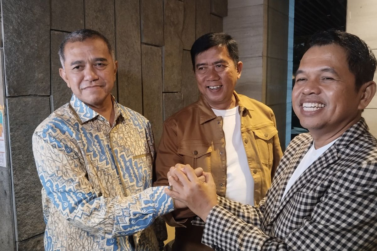 Perwakilan Dewan Pimpinan Pusat (DPP) Partai Golkar yang juga anggota Komisi VI DPR RI, Singgih Januratmoko (kiri), bertemu dengan salah satu kandidat bakal calon Gubernur Jawa Barat dari Partai Gerindra, Dedi Mulyadi (kanan) di Jalan Pangeran Kornel, Kota Bandung, Jawa Barat, Jumat (2/8/2024) malam.