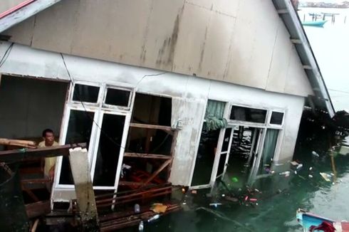 Cuaca Buruk, 8 Rumah Warga di Wakatobi Roboh Jatuh ke Laut