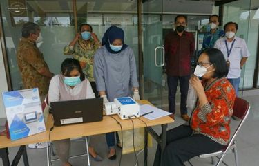 Direktur Operasi dan Produksi PG Digna Jatiningsih saat mencoba GeNoSe C19 di UGM Science Techno Park, Yogyakarta, Jumat (5/2/2021).