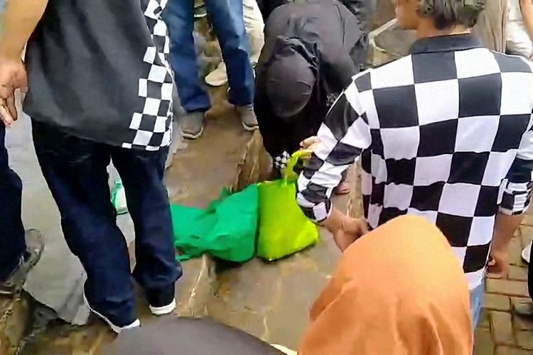 Warga Kecewa Jokowi Batal Datang ke Lampung Timur, Bingkisan Ditolak hingga Kartu Panitia Dilempar