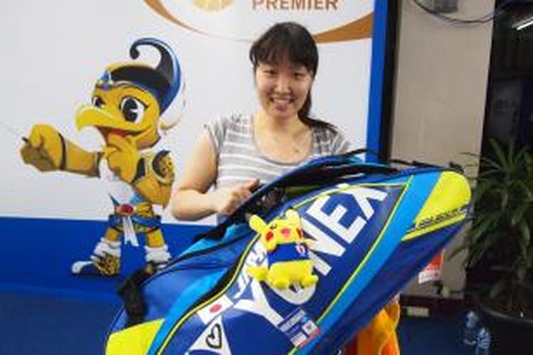 Tunggal putri Jepang, Eriko Hirose, memamerkan boneka Pikachu yang dipasang di tas raketnya usai bertanding di Istora Senayan Jakarta, Rabu (18/6/2014).