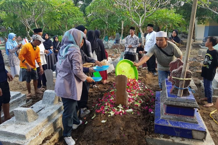 Keluarga, kerabat, sahabat Nurul Faqih mengantarkan jenazah mahasiswi UIN Jakarta ini ke tempat persemayamannya di TPU Desa Krasak, Indramayu, Jawa Barat, Minggu (1/12/2019) sore. Dok. Keluarga