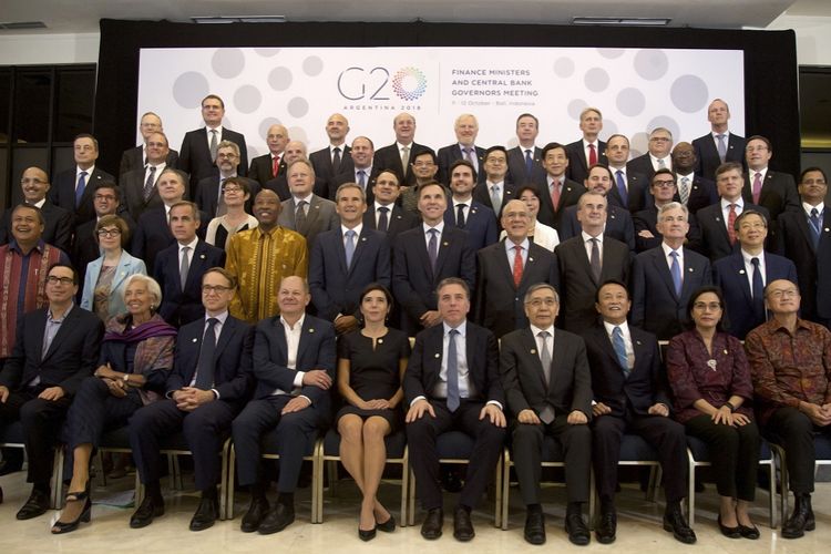 Direktur Pelaksana IMF Christine Lagarde (kedua kiri duduk) berfoto bersama dengan para menteri keuangan dan gubernur bank sentral negara-negara G20 sebelum melakukan pertemuan dalam rangkaian Pertemuan Tahunan IMF-World Bank Group 2018 di Bali Nusa Dua Convention Center, Nusa Dua, Bali, Kamis (11/10/2018). Agenda tersebut membahas tentang risiko terhadap prospek ekonomi global dan memastikan Asosiasi Fiskal Internasional yang tangguh. 