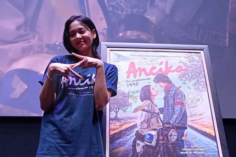 Aktris dan personel JKT48, Zee berpose dengan film yang dimainkannya sebagai tokoh utama, Ancika 1995 setelah perilisan trailer di CGV Grand Indonesia, Jakarta Pusat, Rabu (22/11/2023).