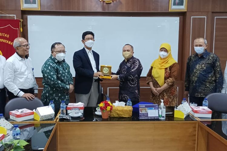 Kunjungan silaturahmi jajaran pimpinan Usahid di kampus Unkris Jatiwaringin, Bekasi pada Rabu (2/5/2022).