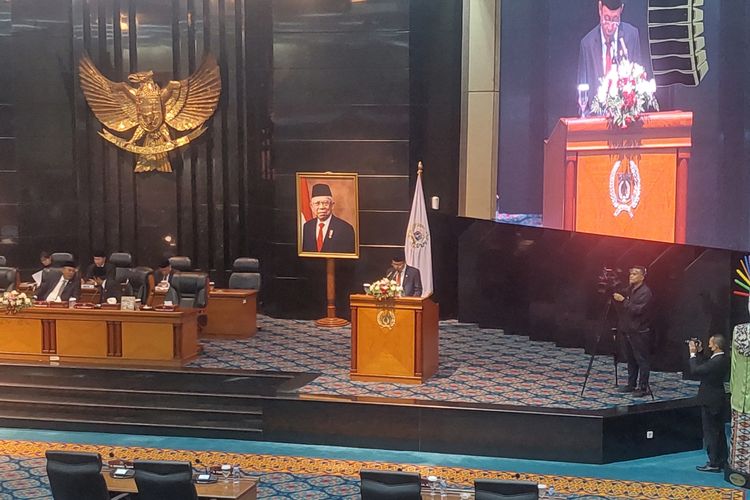 Anggota V BPK RI Ahmadi Noor Supit ketika menyampaikan laporan hasil pemeriksaan laporan keuangan Pemprov DKI tahun 2022, saat rapat paripurna legislatif Jakarta, Senin (29/5/2023).