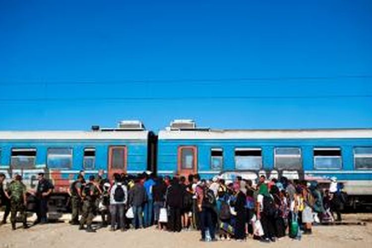 Sebagian migran asal Timur Tengah menunggu di kota perbatsan Macedonia-Yunani, Gevgelija, untuk diberangkatkan ke Serbia dengan menggunakan kereta api.