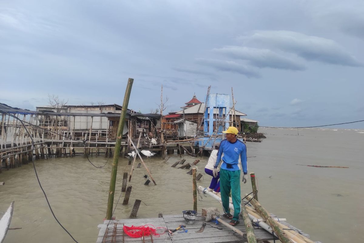 Diterjang Ombak Besar, Akses Jembatan Menuju Makam Terapung Demak Terputus 