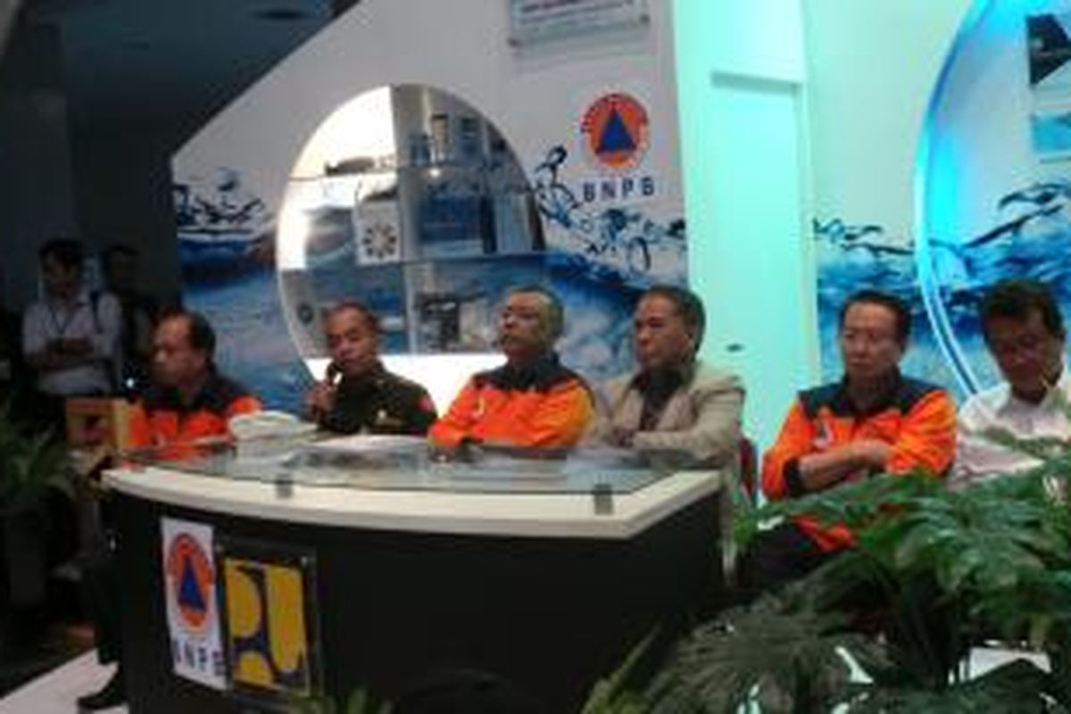 Konferensi pers Badan Nasional Penanggulangan Bencana (BNPB) dalam melakukan modifikasi cuaca, di Kementerian Pekerjaan Umum, Jakarta, Senin (13/1/2014).