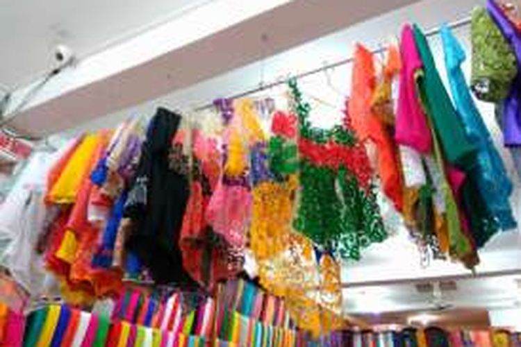 Ragam kebaya yang dijual di Jalan Sulawesi, Bali.