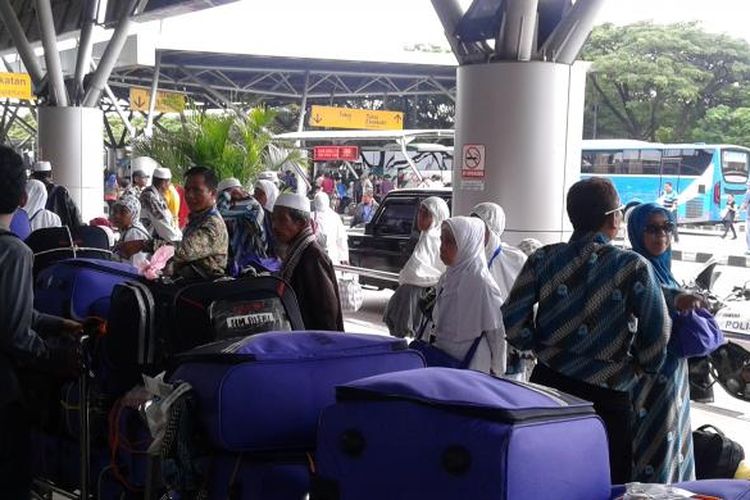 Ilustrasi umrah: Rombongan umrah di Terminal 3 Bandara Soekarno-Hatta, Jumat (20/2/2015), membatalkan perjalanannya dengan maskapai Lion Air dengan jadwal penerbangan jam 15.30 WIB. 