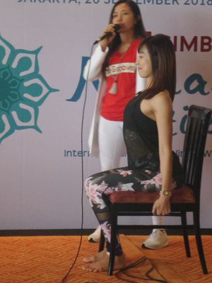 Guru Yoga Deera Dewi mencontohkan gerakan chest opener sebagai salah satu gerakan yoga sederhana yang bisa dilakukan di sela waktu kerja.