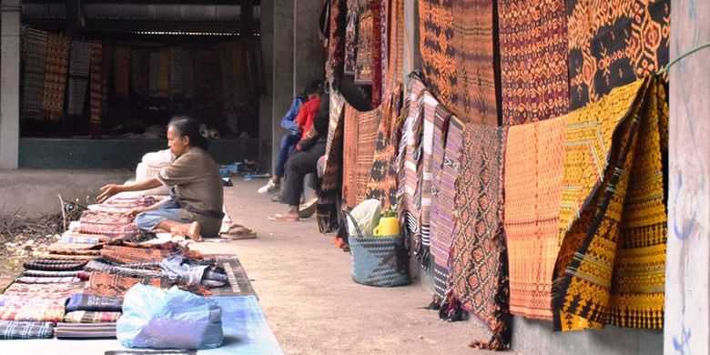 Penjual kain tenun asal Kecamatan Mapitara di Pasar Alok, Maumere, Kabupaten Sikka, Nusa Tenggara Timur, Selasa (9/4/2019).