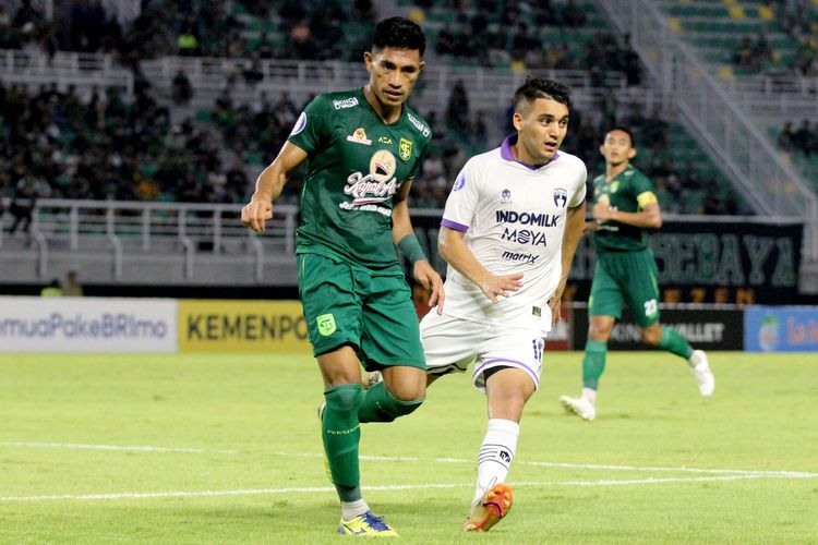 Pemain asing Persita Tangerang Ezequiel Vidal seusai berduel dengan pemain Persebaya Surabaya saat pertandingan pekan ke-2 Liga 1 2022-2023 yang berakhir dengan skor 2-0 di Stadion Gelora Bung Tomo, Surabaya, Senin (1/8/2022) malam.