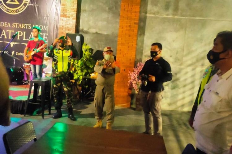 Live konser musik di salah satu coffee dan rumah makan di Kabupaten Jombang, Jawa Timur, dibubarkan aparat gabungan dari Satgas Percepatan Penanganan Covid-19, Jumat (4/6/2021) malam.
