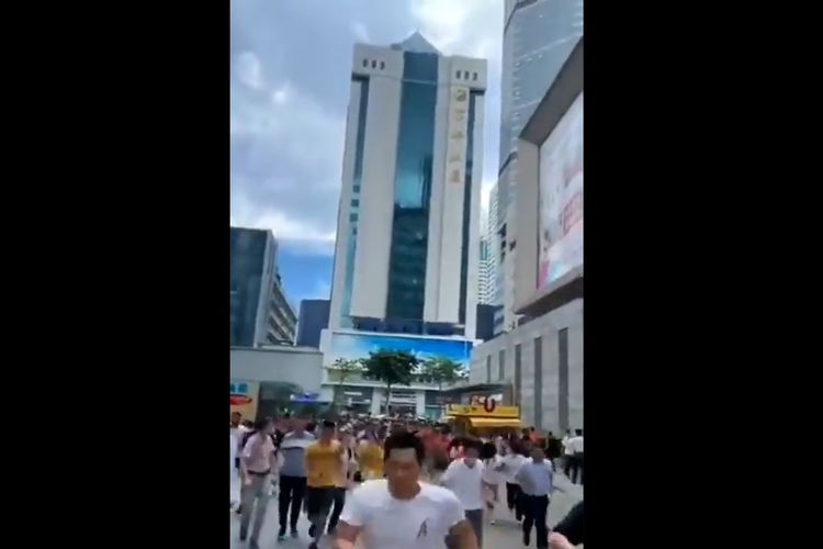 Tangkapan layar dari video netizen di Twitter, yang memperlihatkan salah satu gedung tertinggi di China, SEG Plaza, tiba-tiba berguncang padahal tidak ada gempa bumi.