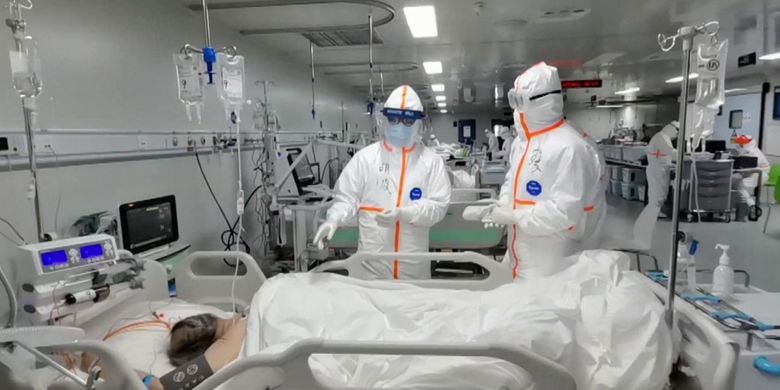 Petugas medis memeriksa pasien Covid-19 di Rumah Sakit Leishenshan, Wuhan, China. Rumah sakit itu bakal ditutup setelah pasien terakhir virus corona dipindahkan.