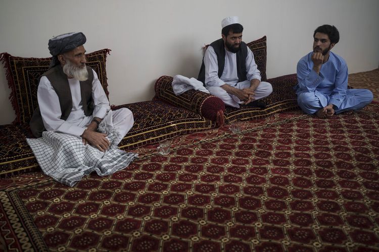 Ghulam Ghous, kiri, duduk bersama putranya Ghulam Zikria, tengah, dan Zakir Anwari, di rumah mereka di Kabul, Afghanistan, Jumat, 17 September 2021.