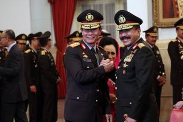 Komjen Pol Sutarman (kiri) melakukan salam komando dengan Jenderal Pol Timur Pradopo dalam acara pelantikan Kepala Kepolisian Republik Indonesia (Kapolri) baru oleh Presiden RI di Istana Negara, Jakarta, Jumat (25/10/2013). Komjen Pol Sutarman dilantik menjadi Kapolri menggantikan pejabat lama Jenderal Pol Timur Pradopo yang akan memasuki masa pensiun Januari mendatang.  