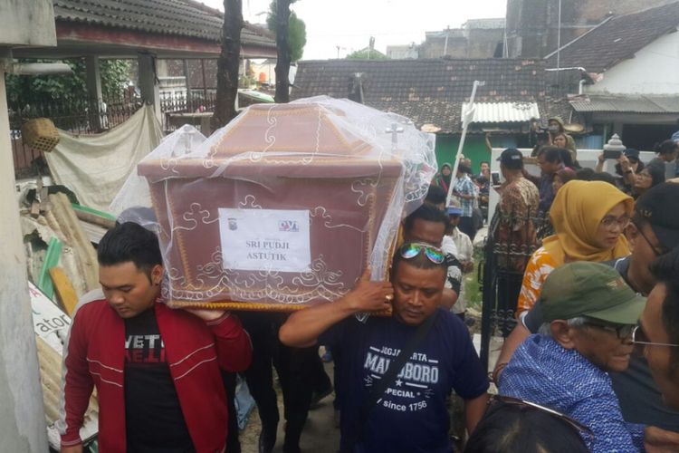 Keluarga dan rekan mengusung peti jenazah almarhumah Sri Pudjiastuti (67), korban meninggal akibat ledakan bom teroris Surabaya yang dimakamkan di TPU Bonoloyo, Kadipiro, Kecamatan Banjarsari, Kota Solo, Jawa Tengah, Selasa ( 15/5/2018) siang. 