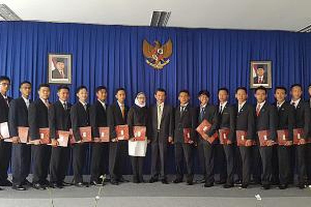 Para lulusan sekolah teknik Mercedes-Benz Indonesia