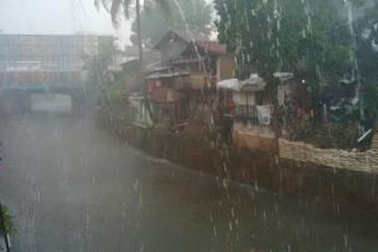 Angin kencang dan hujan sangat deras mengguyur Bandung, Senin, (14/10/2013). Terlihat sungai Cikapundung dan rumah - rumah kumuh yang tengah terguyur