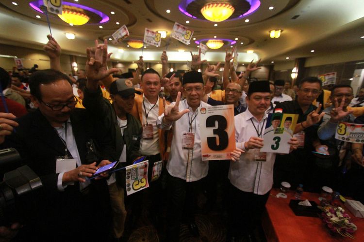 Pasangan Sutarmidji dan Ria Norsan berfoto bersama masa pendukungnya usai melakukan cabut undi yang diselenggarakan KPU Kalbar di Hotel Aston Pontianak (13/2/2018)